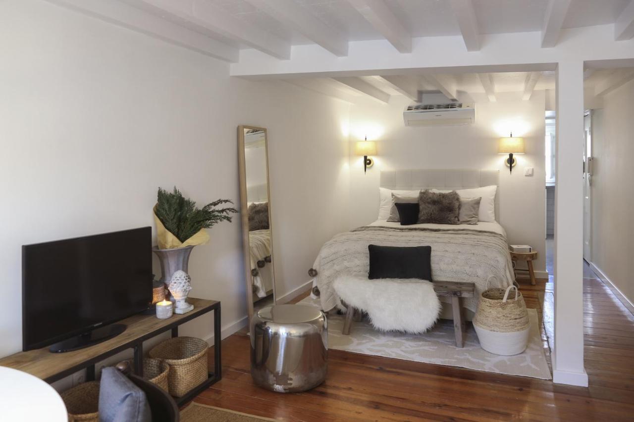 Apartment Chic Urban Retreat At Downtown With Balcony & Views, 5th-floor No Lift Lisbon