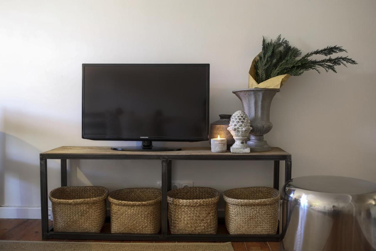 Apartment Chic Urban Retreat At Downtown With Balcony & Views, 5th-floor No Lift Lisbon