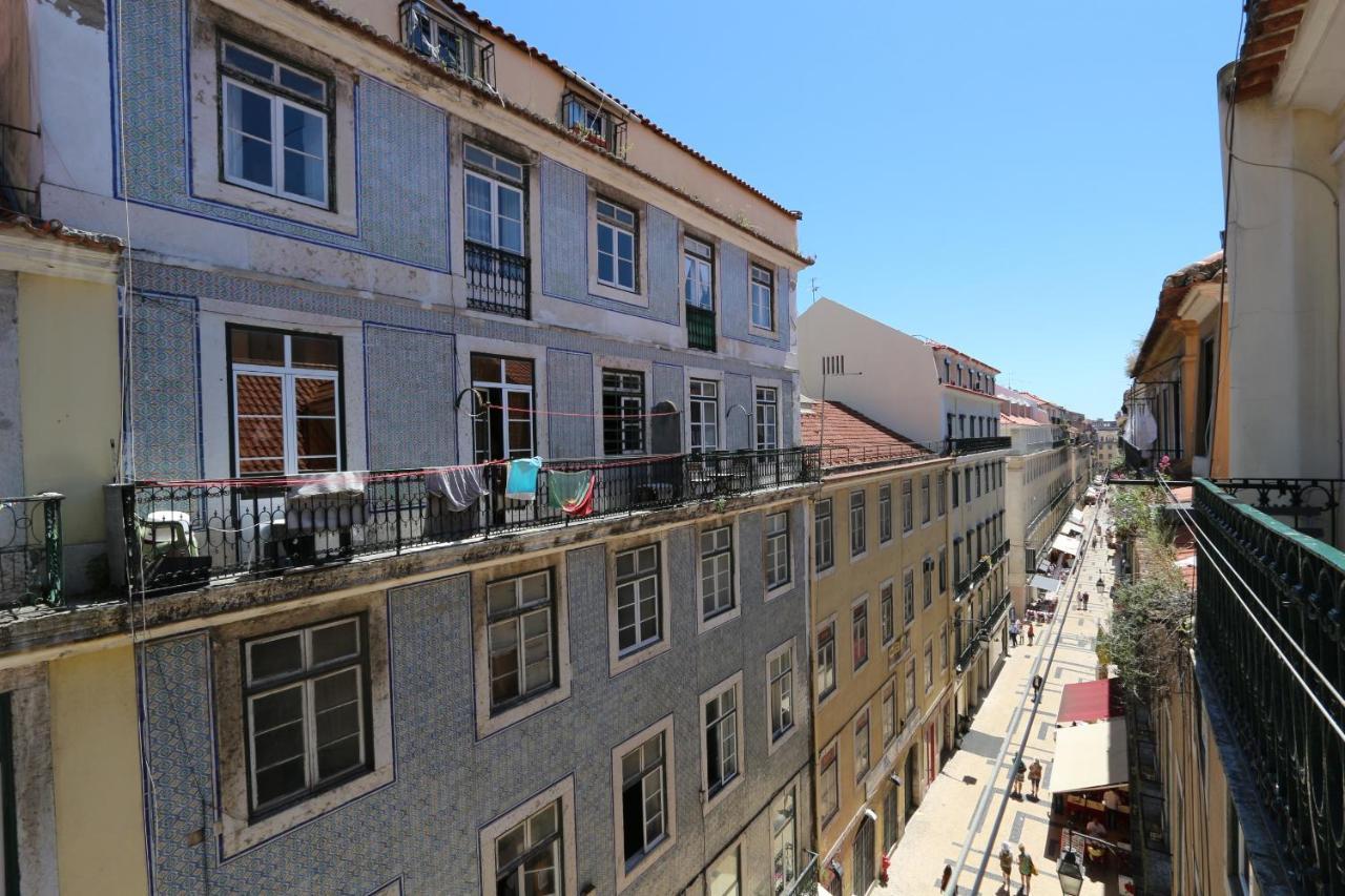 Apartment Chic Urban Retreat At Downtown With Balcony & Views, 5th-floor No Lift