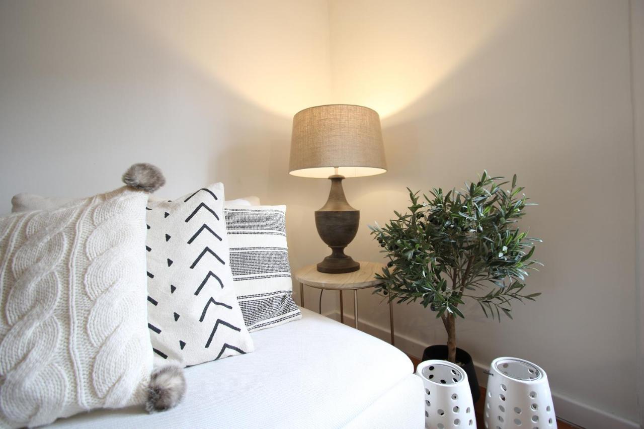 Chic Urban Retreat At Downtown With Balcony & Views, 5th-floor No Lift Apartment
